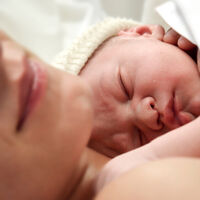 Un 30 por ciento de los recién nacidos con Covid-19 se infectó durante la gestación o el parto 