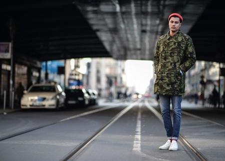 Las deportivas blancas no son cosa del pasado y estos looks nos lo demuestran