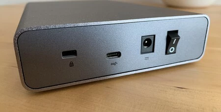 ドライブ ポート: ケンジントン ロック、USB-C 3.2 Gen 1 接続、電源コンセント、スイッチ。