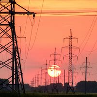 Red Eléctrica está pidiendo a sus centrales eléctricas que no se apaguen ni para hacer mantenimiento. Es una señal de lo tensionado que está el sistema 