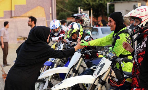 Conducir una moto: ese es el delito por el que dos mujeres han sido arrestadas en Irán