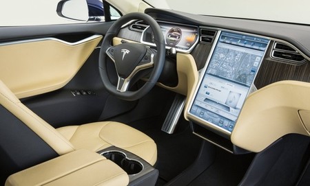 Tesla Model S interior en color crema