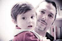 Los papás cuidan más de los niños debido a la crisis 