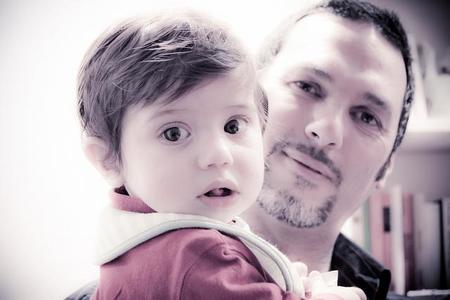 Los papás cuidan más de los niños debido a la crisis