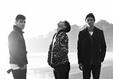 Foster The People empiezan la temporada de regalos navideños con ‘The Unforeseeable Fate of Mr. Jones’