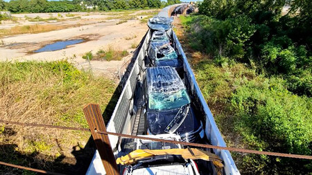 Vídeo: cómo destrozar dos millones de dólares en coches Ford metidos en un tren