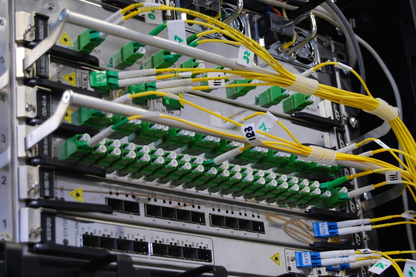 Japón destroza de nuevo el récord de transmisión de datos con 1,02 petabits por segundo. Lo impresionante ha sido la distancia