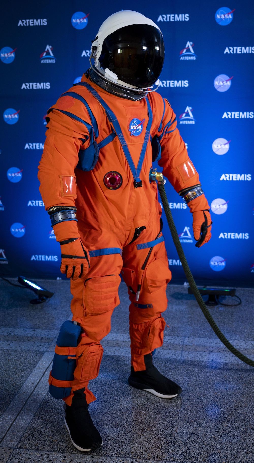 NASA presenta nuevos trajes espaciales para volver a la Luna