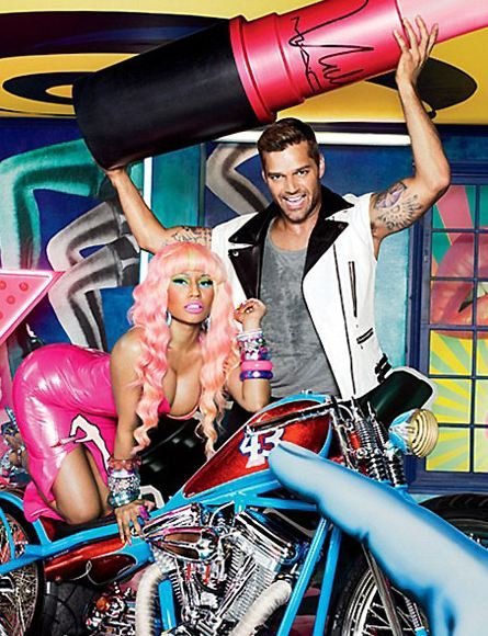 Nicki Minaj y Ricki Martin la extraña pareja del pintalabios rosa...todo por una buena causa