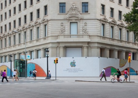 Imagen de la semana: Iconos de aplicaciones recortados crean el muro modernistas colocado en la futura Apple Store de Barcelona
