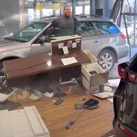 Un comprador insatisfecho quiere devolver un coche usado y el concesionario le dice que no aceptan devoluciones. Empotró el Subaru en el concesionario 