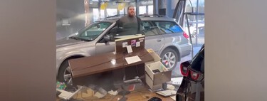 Un comprador insatisfecho quiere devolver un coche usado y el concesionario le dice que no aceptan devoluciones. Empotró el Subaru en el concesionario 