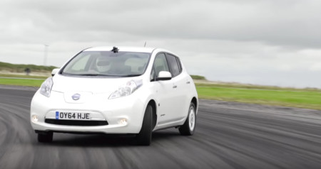 Y esto es un Nissan Leaf haciendo drifting