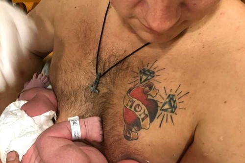 Papá también puede “amamantar”: así alimentó un padre a su bebé mientras mamá se recuperaba