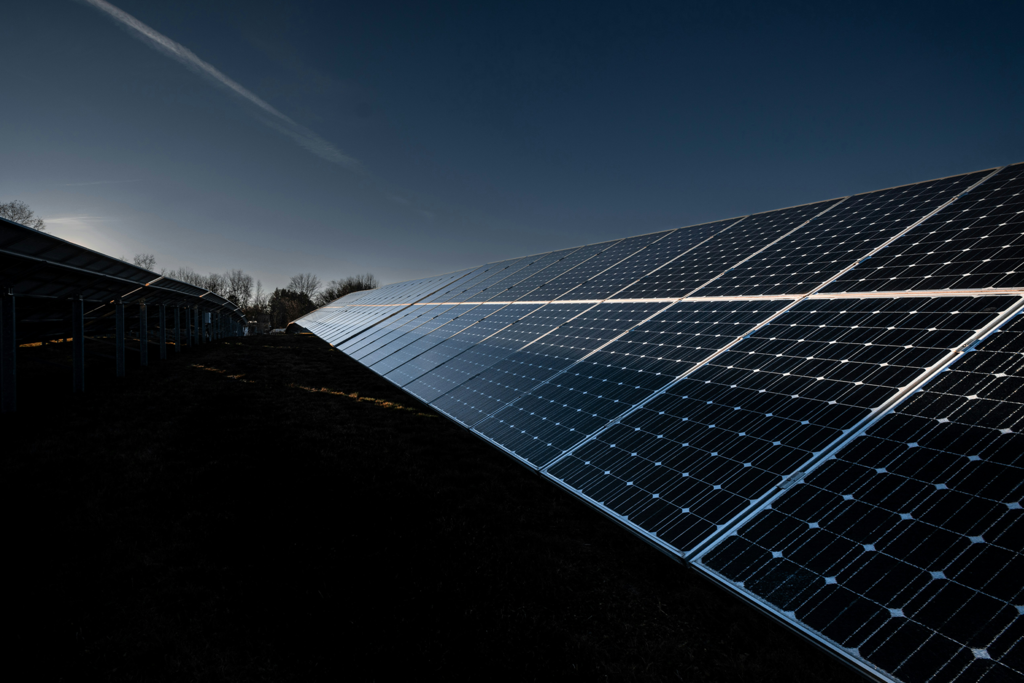 El misterio de la luz en España: por qué con la solar funcionando al máximo solo hay una hora "barata" al día