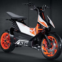 ¡Sorpresa! KTM tiene un scooter eléctrico muy pintón en marcha. Ha sido cazado en la calle, y se parece a una moto deportiva
