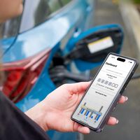 Toyota se ha hartado de que la gente no cargue las baterías de sus coches híbridos enchufables, así que ha inventado una app para que lo hagan de una vez. Y funciona
