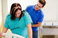 La presencia de algunos padres en el parto podría hacer que la mujer sintiera más dolor 