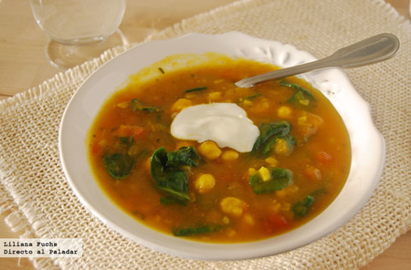 Sopa cremosa de calabaza al curry con garbanzos y espinacas. Receta