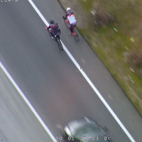 Sí, dos ciclistas pueden circular en paralelo y es legal adelantarles respetando los 1,5 metros de separación mínima