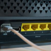 Si tienes un puerto USB en tu router, tienes un tesoro. Así es cómo le puedes sacar partido para mejorar tu conexión