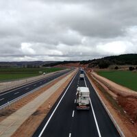 La DGT recuerda: en autopista usa el carril derecho por defecto, y el izquierdo para adelantar