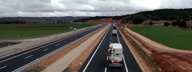 La DGT recuerda: en autopista usa el carril derecho por defecto, y el izquierdo para adelantar