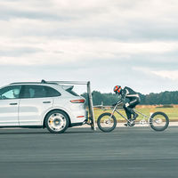 Porsche lo vuelve a hacer: 240 km/h en bicicleta, ¡a rebufo de un Cayenne Turbo!