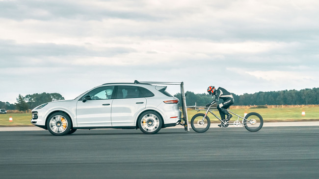 Porsche lo vuelve a hacer: 240 km/h en bicicleta, a rebufo de un Cayenne Turbo