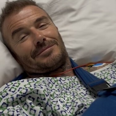 Victoria muestra a David Beckham en la camilla del hospital y se desatan los rumores sobre una posible operación 
