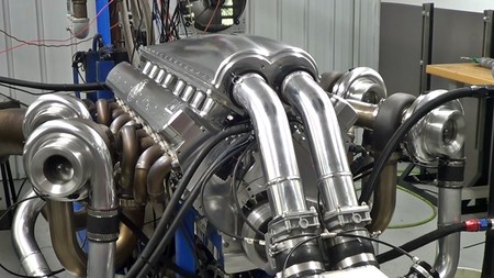 ¡Tiembla, Koenigsegg! Así rugen los escalofriantes 5.076 CV del motor V16 cuatriturbo del Devel Sixteen