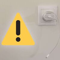 Muchos dejamos el cargador del Mac o del iPhone enchufado por pura pereza. Hay dos buenas razones para dejar de hacerlo 
