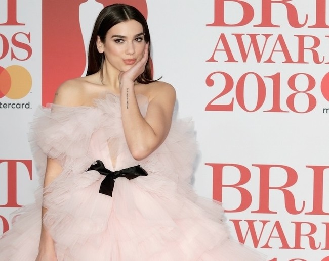 dua lipa alfombra roja brit awards