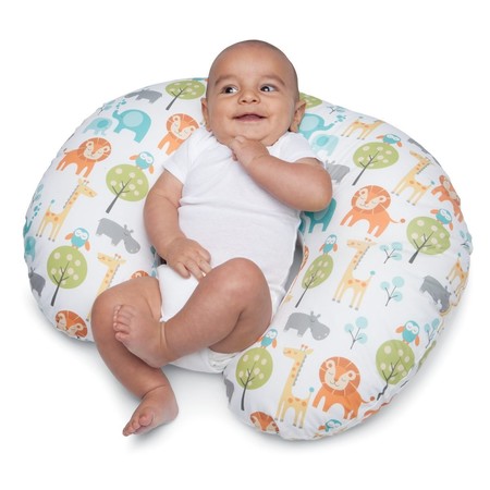 Tenemos este cojín de lactancia Boppy de algodón con divertido estampado por 34,90 euros y envío gratis