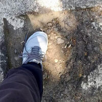 Un jubilado estaba tan harto de un bache en su calle que lo arregló. Le han multado y tiene que volver a hacer el agujero