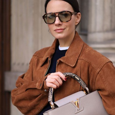 La chaqueta de entretiempo que sustituirá a la vaquera de siempre es tipo bomber, efecto ante y va genial con vestidos boho