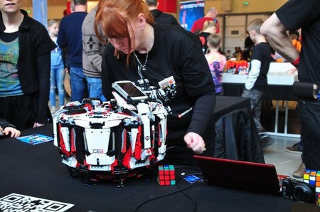 El robot Cubestormer 3 hecho con piezas de Lego resuelve los cubos de Rubik en segundos
