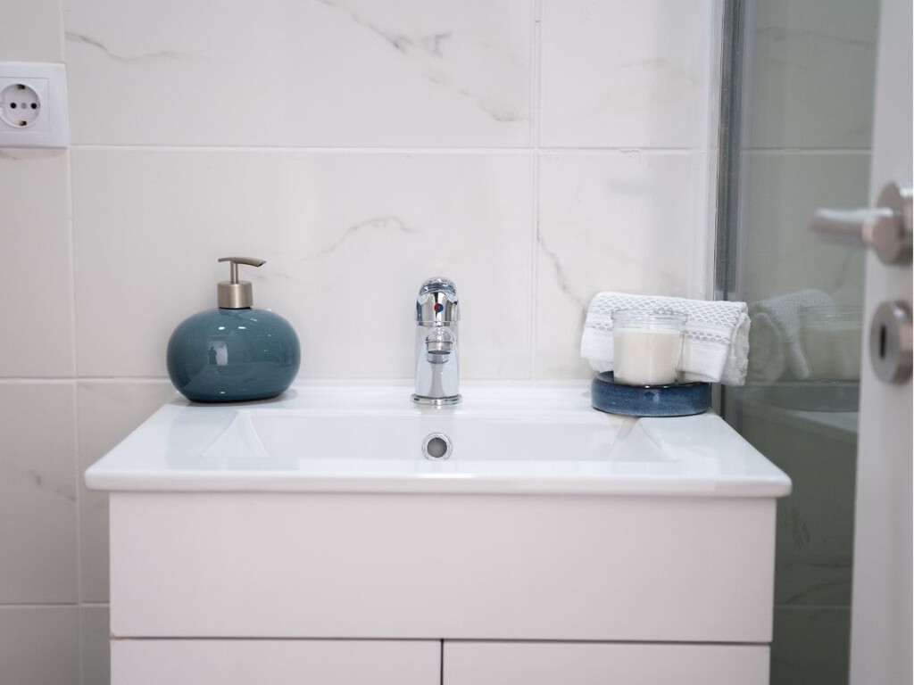 Las manchas amarillas del lavabo tienen solución: el producto que recomiendan los profesionales para eliminarlas sin dañar la grifería