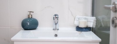 Las manchas amarillas del lavabo tienen solución: el producto que recomiendan los profesionales para eliminarlas sin dañar la grifería 