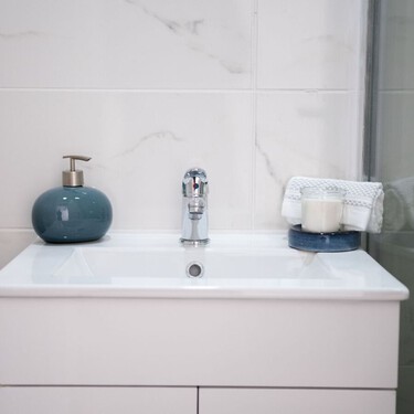 Las manchas amarillas del lavabo tienen solución: el producto que recomiendan los profesionales para eliminarlas sin dañar la grifería 