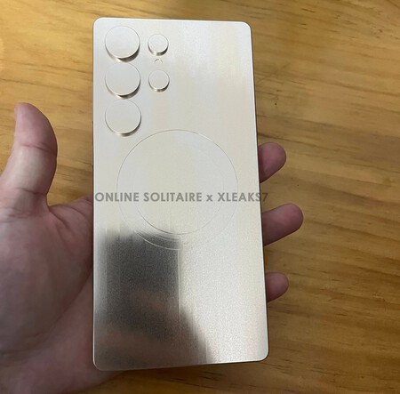 Foto de la parte trasera de la maqueta del Galaxy S25 Ultra