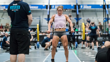 Siete WOD de CrossFit que puedes hacer solo con una barra y ejercicios básicos