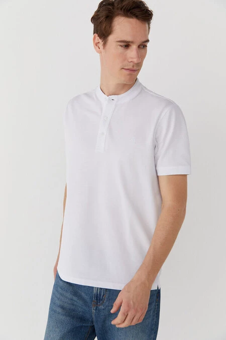 It Looks Like A T-shirt But It Is The Definitive Cortefiel Polo Shirt You Need For Your Mid-Season Looks For Less Than 10 Euros