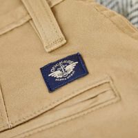 Dockers está agotando en sus rebajas uno de los chinos que mejor sientan y cuestan menos de 45 euros 