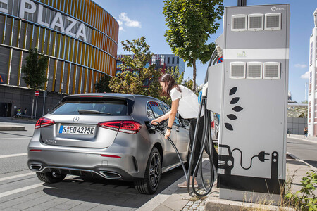 Daimler no desarrollará más coches híbridos enchufables: son demasiado complejos y caros