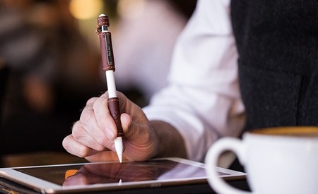 Este accesorio disfraza tu Apple Pencil como si fuese un bolígrafo clásico con acabados de piel