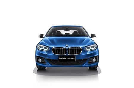 El BMW Serie 1 Sedán prepara su facelift... ¿con el mercado europeo en la mira?