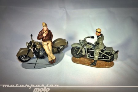 Soldados en motocicleta