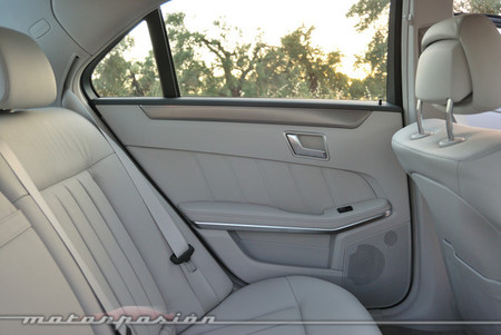 Mercedes-Benz E 220 CDI interior