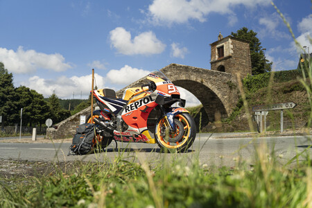¿El Camino de Santiago en moto? Solo si es en la Honda RC213V que pilota Marc Márquez en MotoGP